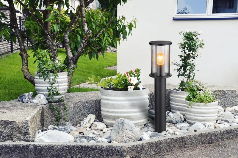 Gracey 60cm Schwarz pollarleuchten Von Globo Lighting - Gracey &auml;r en pollare i stilren design, tillverkad av mattsvart rostfritt st&aring;l och har en r&ouml;kf&auml;rgad glassk&auml;rm.