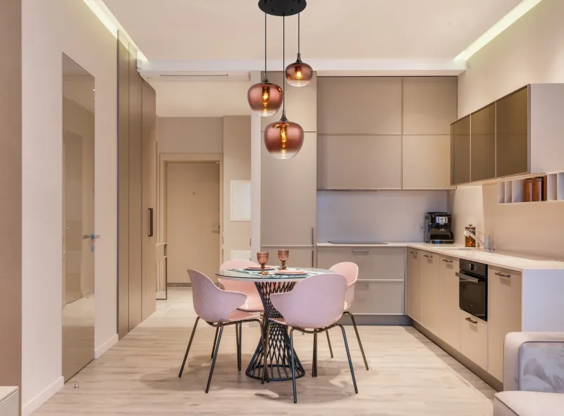 Maxy Ø48 Kupfer hängelampe Von Globo Lighting - Den mattsvarta och krompl&auml;terade metallstommen ger lampan en modern och sofistikerad look, medan de kopparf&auml;rgade glaskuporna med en klar och tonad gradient skapar en unik ljusupplevelse.