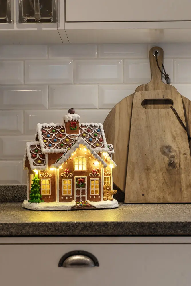 Lebkuchenhaus Braun Von Konstsmide - Transformator mit 1,8 m langem schwarzem USB-Kabel und Stecker im Lieferumfang enthalten.