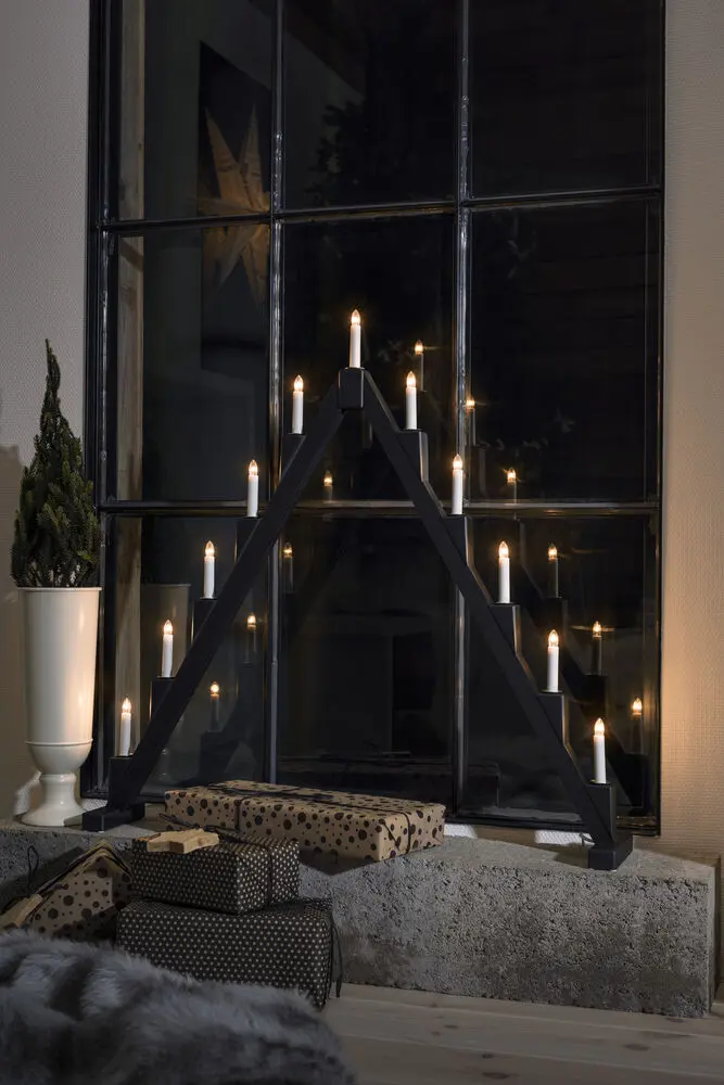 Candelabra 11 Lights Schwarz Von Konstsmide - Faltbarer elektrischer Kerzenst&auml;nder mit 11 Kerzen, aus schwarz lackiertem Holz, verziert mit Messingringen um jede Kerze f&uuml;r eine elegante Note.