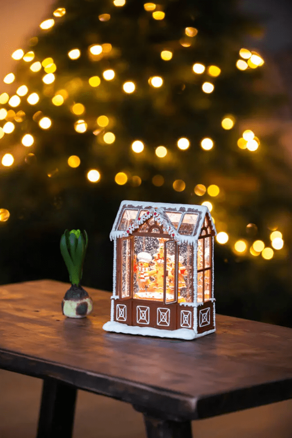 Wasserlaterne Lebkuchenhaus Braun Von Konstsmide - Eine s&uuml;&szlig;e, mit Wasser gef&uuml;llte Laterne in Form eines Lebkuchenhauses mit wundersch&ouml;ner warmwei&szlig;er LED-Beleuchtung, die mit der Magie von Weihnachten leuchtet.