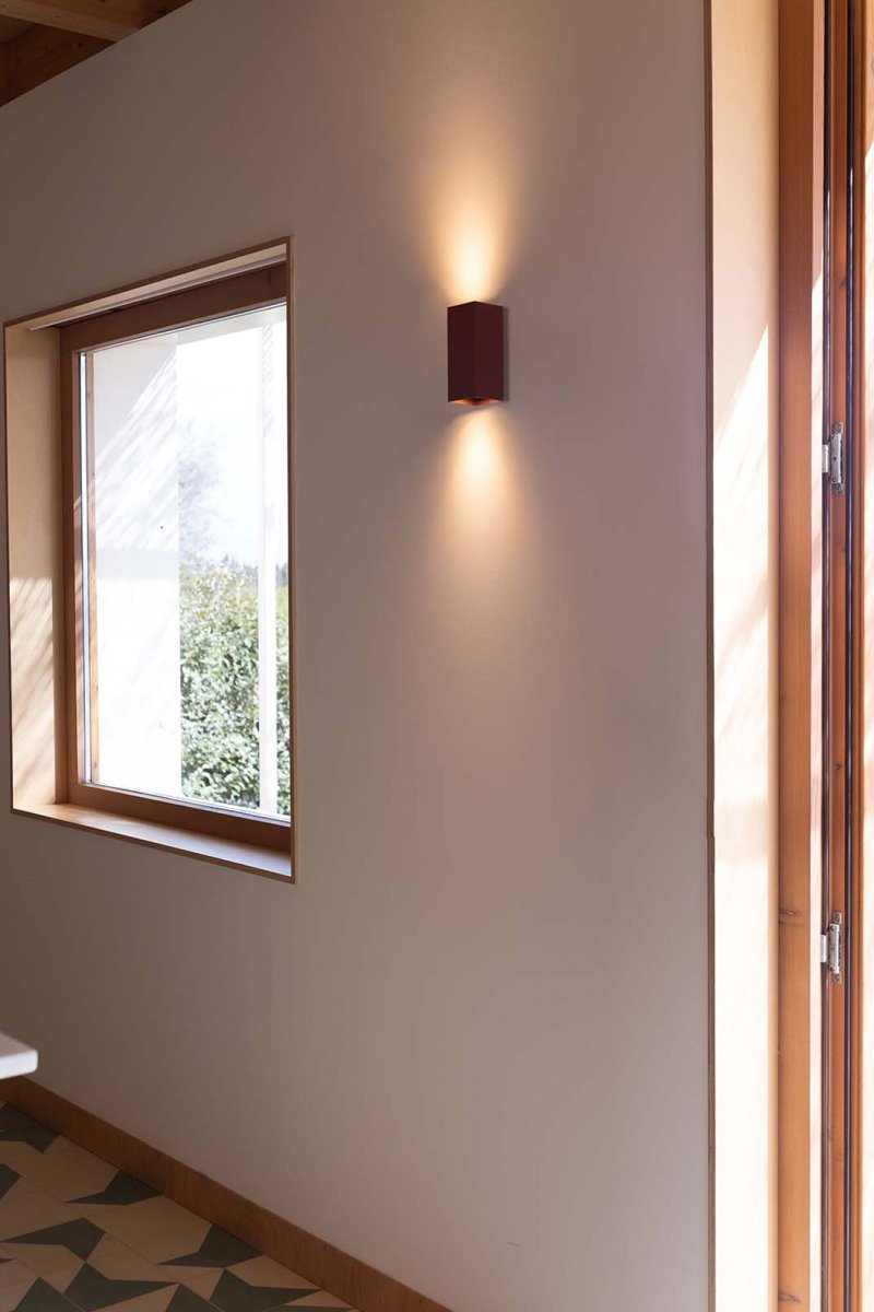 Lune 15cm Terrakotta geriffelt wandlampe Von Faro Barcelona - Sie kombiniert funktionale und effiziente Beleuchtung mit einer modernen, strukturierten Oberfl&auml;che, die f&uuml;r Dynamik sorgt.