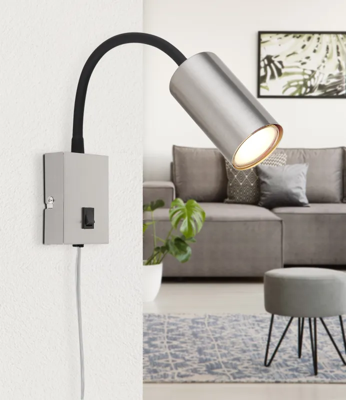 Robby Nickel leselampe Von Globo Lighting - Robby &auml;r en klassisk, kompakt v&auml;gglampa tillverkad i svart plast och matt nickelmetall, vilket ger en stilren och modern look.