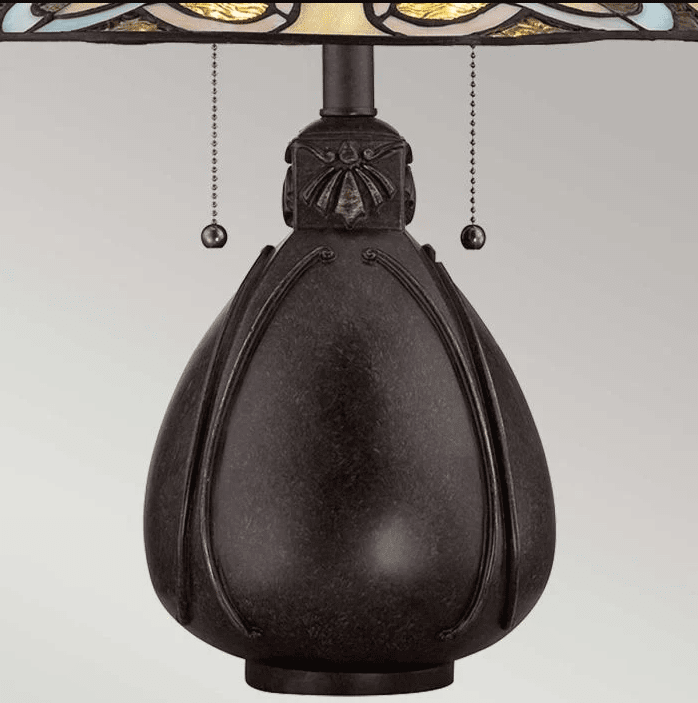 India 50cm Mehrfarbig Von Elstead Lighting - Die Lampe ruht auf einem klassischen Sockel in Bronzeoptik, der ihren zeitlosen Charme und ihre Eleganz unterstreicht.