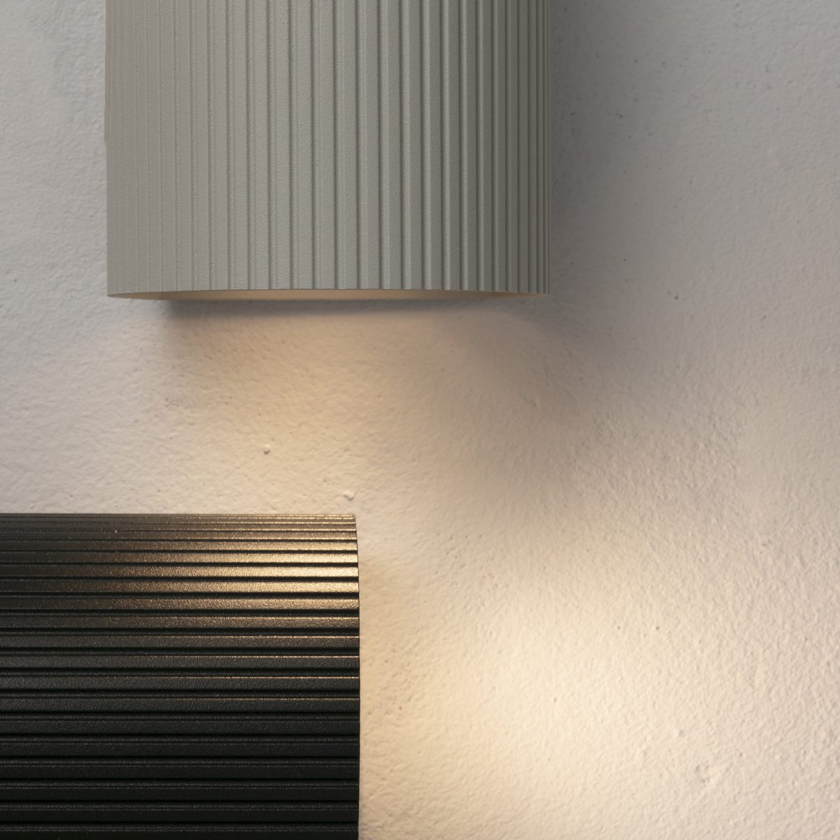 Sole 10cm Grau geriffelt wandlampe Von Faro Barcelona - Erh&auml;ltlich in zwei Gr&ouml;&szlig;en und mit Lichtaustritt in eine oder zwei Richtungen &ndash; perfekt f&uuml;r Flure, Treppenh&auml;user und kleinere R&auml;ume.