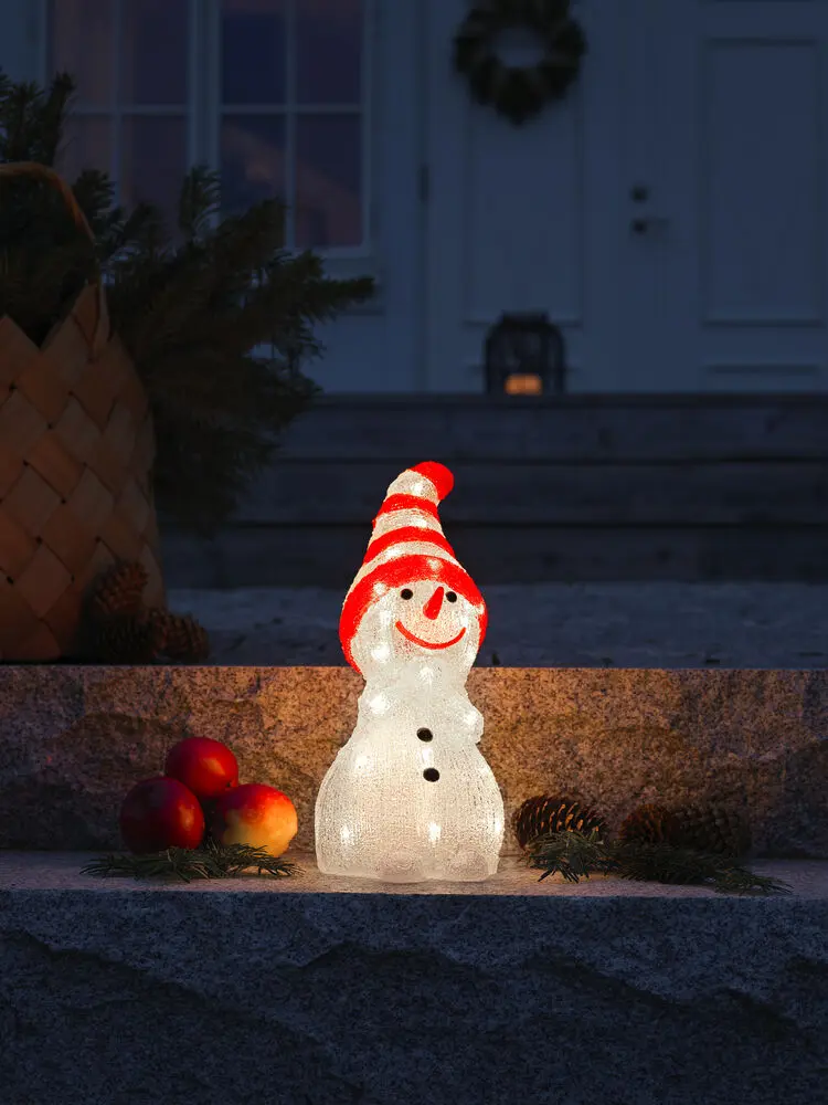 Schneemann Aus Acryl ROT Von Konstsmide - Eine verspielte und wertige Dekoration, die im Garten, auf dem Balkon oder im Flur weihnachtliche Stimmung verbreitet.
