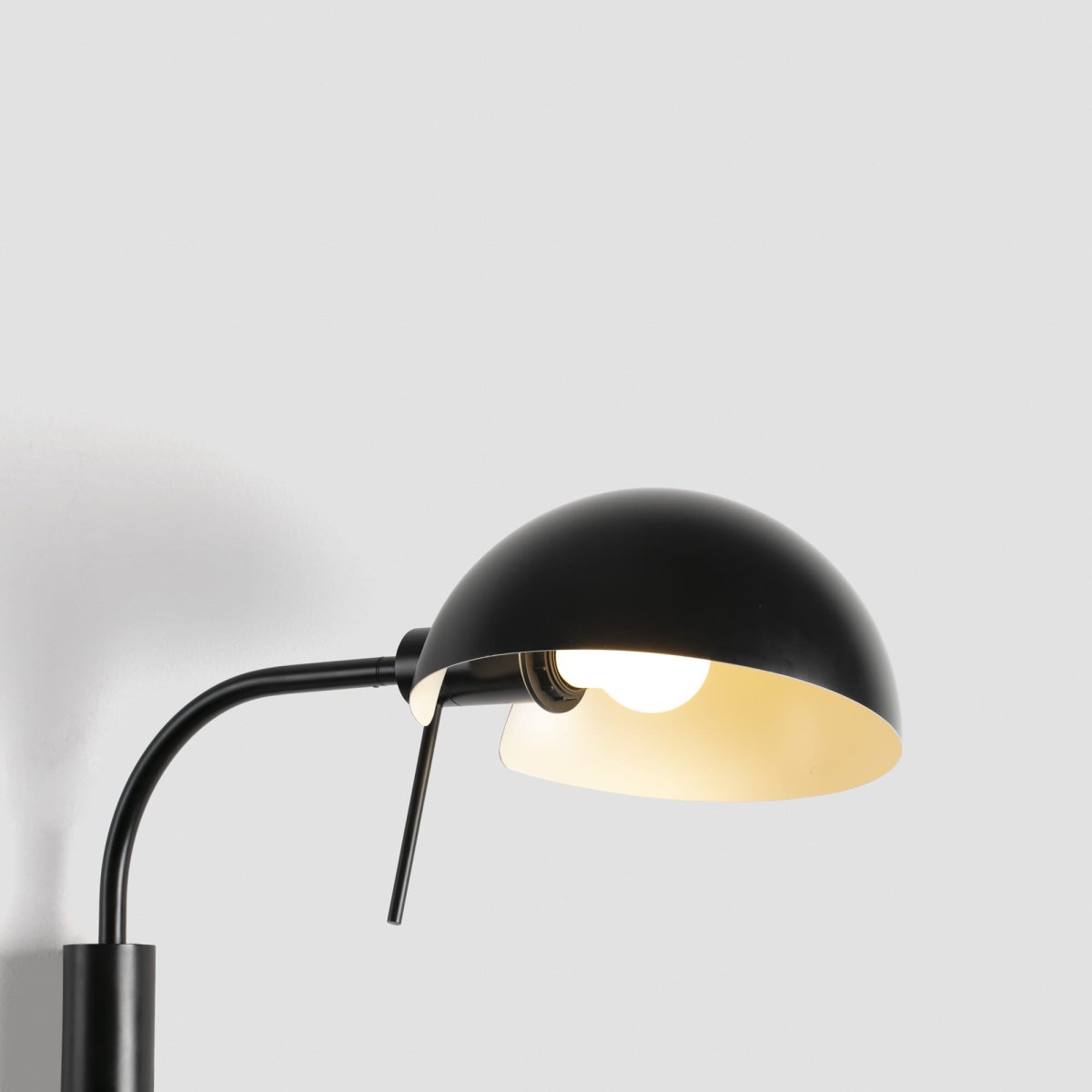 Dominica 50cm Schwarz wandlampe Von Faro Barcelona - Inspiriert von der &auml;sthetischen Bewegung in Chicago zwischen 1900 und 1940 strahlt sie Authentizit&auml;t und Eleganz aus.