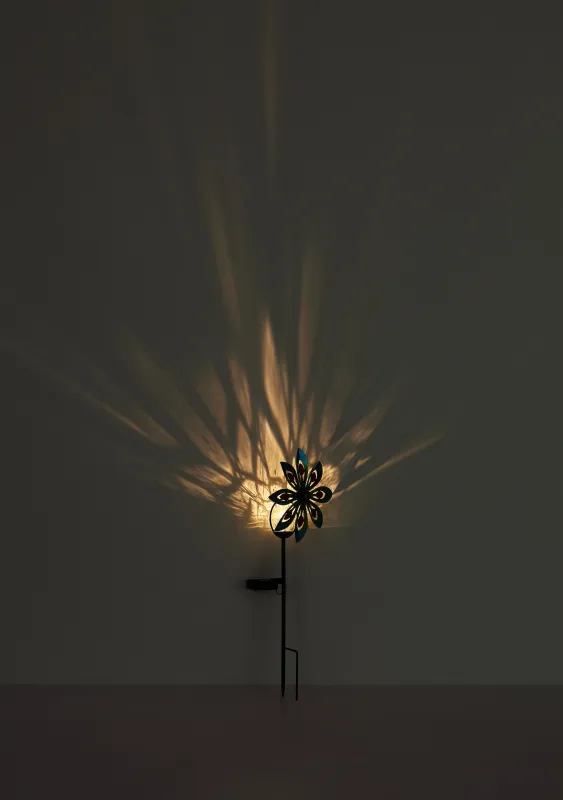 Wind Silber solarleuchte Von Globo Lighting - De dekorativa bladen i silverfinish roterar med vinden och skapar en vacker r&ouml;relse, medan den inbyggda solcellsbelysningen lyser upp i m&ouml;rkret f&ouml;r en magisk effekt.