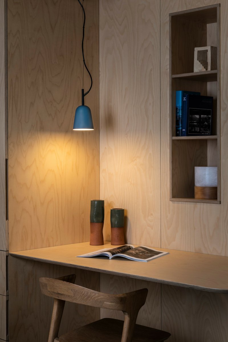 Studio Ø10 Blau hängelampe Von Faro Barcelona - Studio passt sowohl in moderne Wohnr&auml;ume als auch in designorientierte B&uuml;ros &ndash; perfekt, wenn Sie Funktion und &Auml;sthetik verbinden m&ouml;chten.