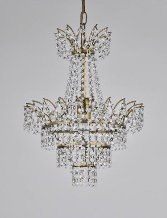 Estelle Ø35 Antikes Messing kristall Von Norrsken Design - Der Estelle-Kristallleuchter in Antikmessing bietet einen klassischen und raffinierten Look mit einem raffinierten Hauch von Antikmessing.