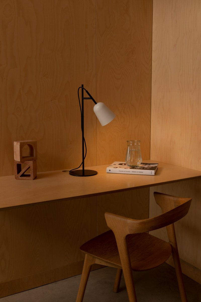 Studio 55cm Weiß schreibtischlampe Von Faro Barcelona - Charakteristisch f&uuml;r die Leuchte ist die dekorative Kabelklemme in Form eines Astes &ndash; ein einzigartiges Detail, das ihr Charakter verleiht.