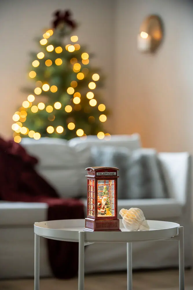 Wassergefüllte Laterne Telefonzelle ROT Von Konstsmide - Stromversorgung &uuml;ber 3 AA-Batterien (nicht im Lieferumfang enthalten) oder mit dem mitgelieferten 1,8 m langen wei&szlig;en Kabel und Stecker.