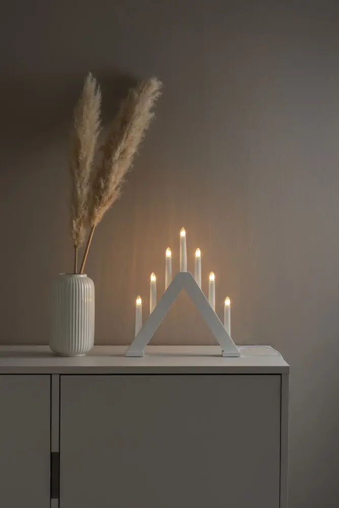 Candelabra 7 Lights Weiß Von Konstsmide - Schaffen Sie eine stilvolle und moderne Weihnachtsatmosph&auml;re mit diesem eleganten Adventsleuchter aus mattwei&szlig; lackiertem Holz.
