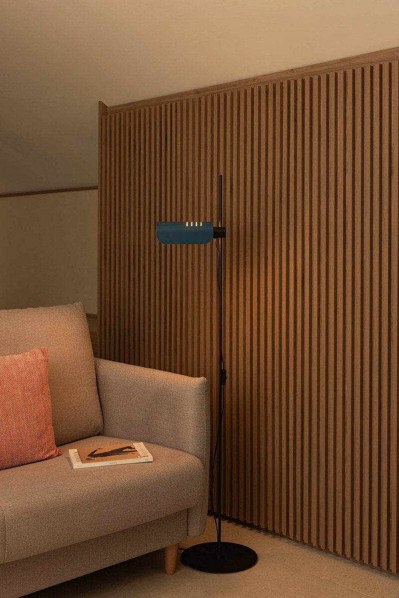 Martinica Blau stehlampe Von Faro Barcelona - Mit einer E27-Fassung und einer robusten Konstruktion ist Martinica stilvoll und praktisch zugleich &ndash; die perfekte Wahl f&uuml;r alle, die Charakter, Qualit&auml;t und kreative Beleuchtung verbinden m&ouml;chten.