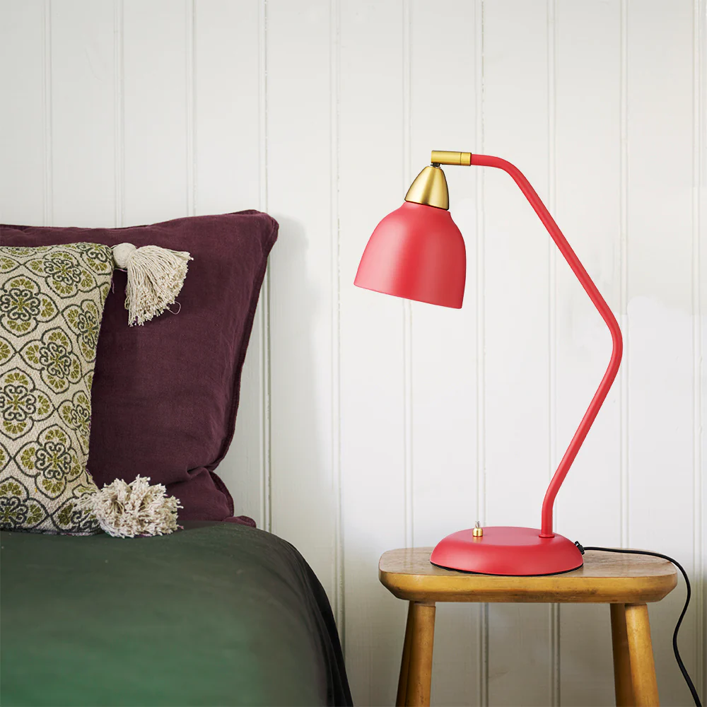 Urban 45cm ROT schreibtischlampe Von Superliving - Versch&ouml;nern Sie Ihren Arbeitsplatz mit der Schreibtischlampe Urban in elegantem, mattem Himbeerrot mit Messingdetails.