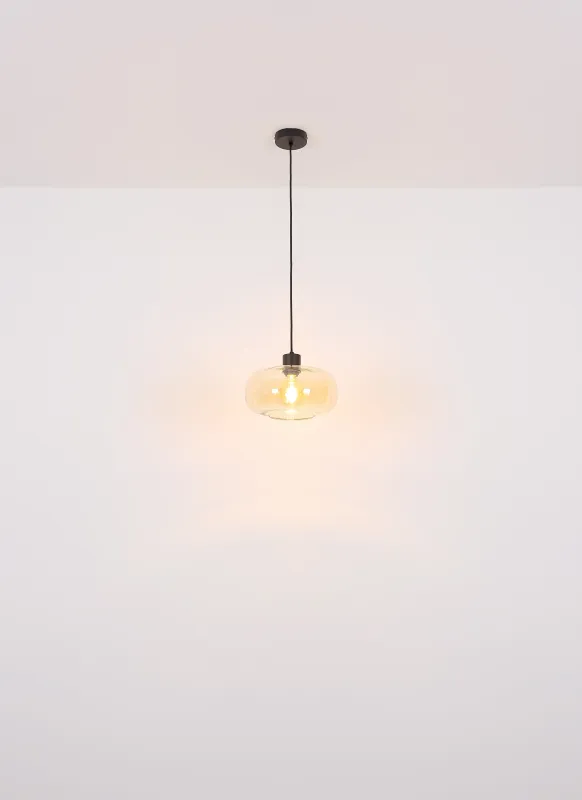 Giuseppe Ø28 Bernstein hängelampe Von Globo Lighting - Lampan &auml;r tillverkad av svart metall och har en vackert formad b&auml;rnstensf&auml;rgad glassk&auml;rm.