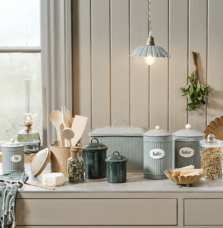 Ingrid Klein Ø16 Grün fensterlampe Von Strömshaga - Hellgrüne kleine Deckenlampe aus Blech mit plissiertem Schirm und naturfarbenem gedrehtem Textilkabel.