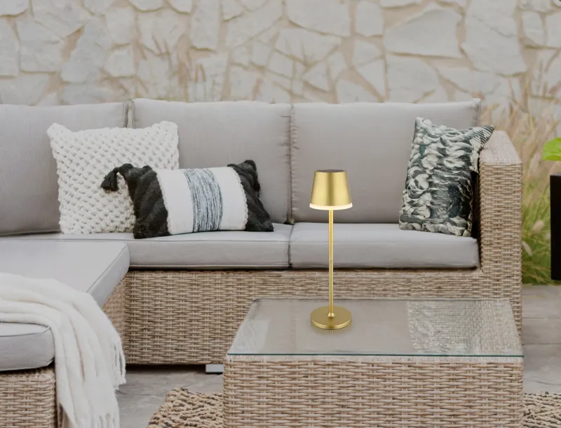 Bordslampa LED Gold solarleuchte Von Globo Lighting - Den diskreta designen sm&auml;lter in i alla milj&ouml;er och med IP44-klassning &auml;r den t&aring;lig mot v&auml;der och vind.