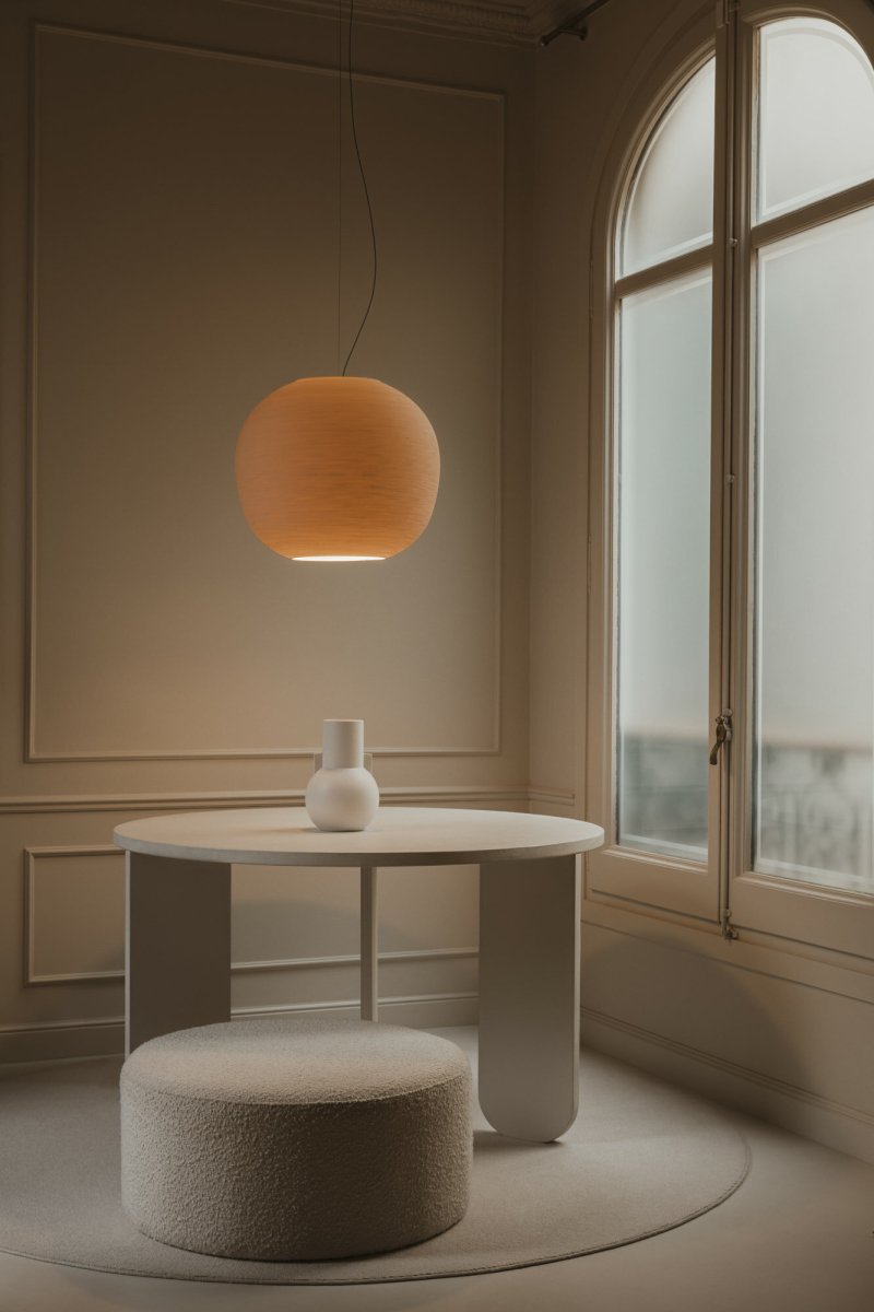 Tierra Ø50 Beige hängelampe Von Faro Barcelona - Der Schirm besteht aus PLA und recycelter Kiefernzellulose, was ihm eine lebendige Textur mit handwerklichem Touch verleiht.