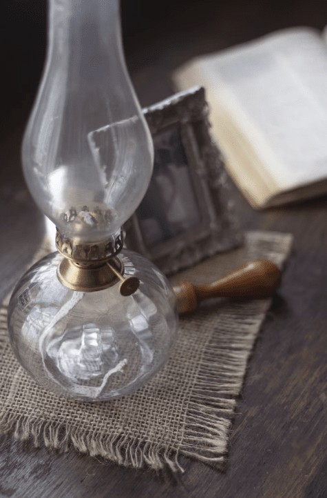 Kerosene lamp elisabeth round small Transparent Von Strömshaga - Runde Petroleumlampe aus klarem Glas mit Streifen, Brenner aus antikfarbenem Messing und Brennerrohr aus klarem Glas.