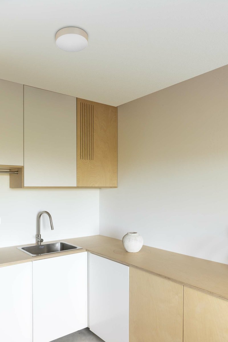 Aris Ø20 Weiß deckenleuchte Von Faro Barcelona - Mit einer Farbtemperatur von 2700 K verbreitet sie warmes, angenehmes Licht und schafft eine einladende Atmosph&auml;re &ndash; perfekt f&uuml;r Wohnzimmer, Schlafzimmer und K&uuml;chen.