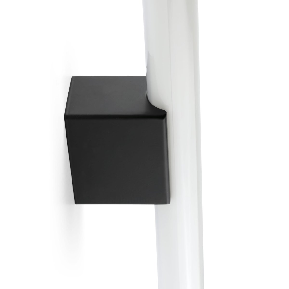 Calma 50cm Schwarz badezimmerlampe Von Faro Barcelona - Calma ist eine Wandleuchte in Schwarz, die sich ideal f&uuml;r die Allgemeinbeleuchtung in K&uuml;chen, Fluren oder Durchg&auml;ngen eignet.