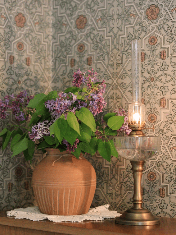 Kerosene table lamp Gold/Messing Von Strömshaga - Wunderbare Petroleumlampe an&aring; Sockel mit Brenner und Metallsockel mit antikem Messing-Finish, &Ouml;lgeh&auml;use aus klarem Glas mit ge&auml;tztem Muster.