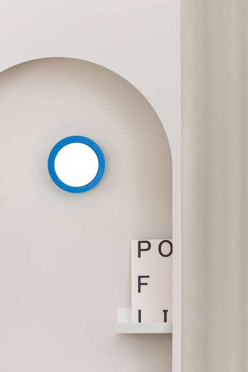 May Ø12 Blau badezimmerlampe Von Faro Barcelona - Mit ihrer blauen Oberfl&auml;che, der warmen Lichtverteilung und der Schutzart IP44 passt sie gleicherma&szlig;en gut in Wohn- und Badezimmer.