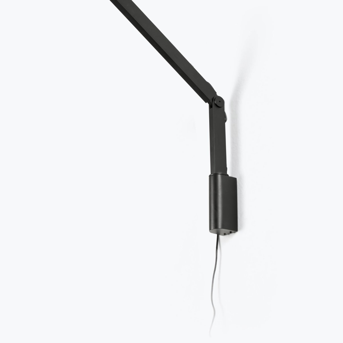 Inviting 86cm Schwarz wandlampe Von Faro Barcelona - Inviting ist eine schwarze Wandleuchte mit verstellbarem Arm, die optimalen Lichtkomfort beim Lesen, Arbeiten oder Lernen bietet.