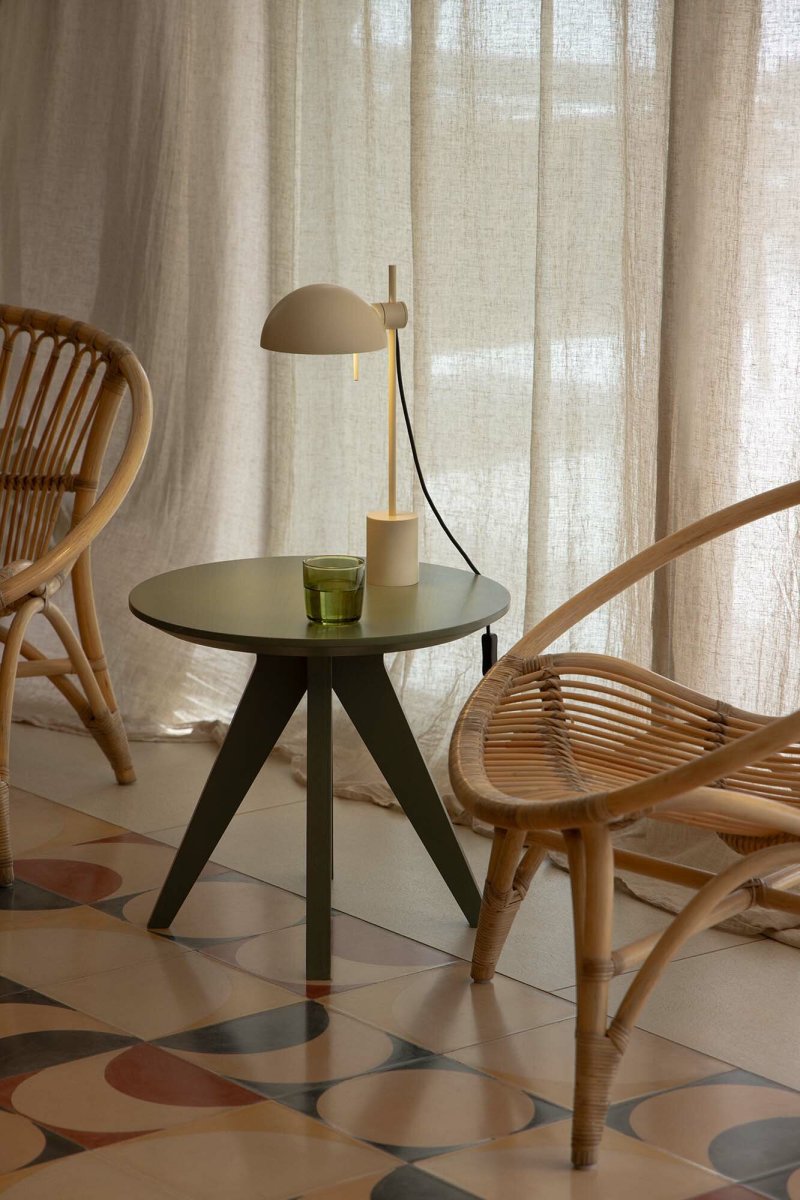 Matilda 43cm Beige schreibtischlampe Von Faro Barcelona - Matilda ist eine beige Tischleuchte mit klarem, geometrischem Design, die sich in jede Umgebung einf&uuml;gt.