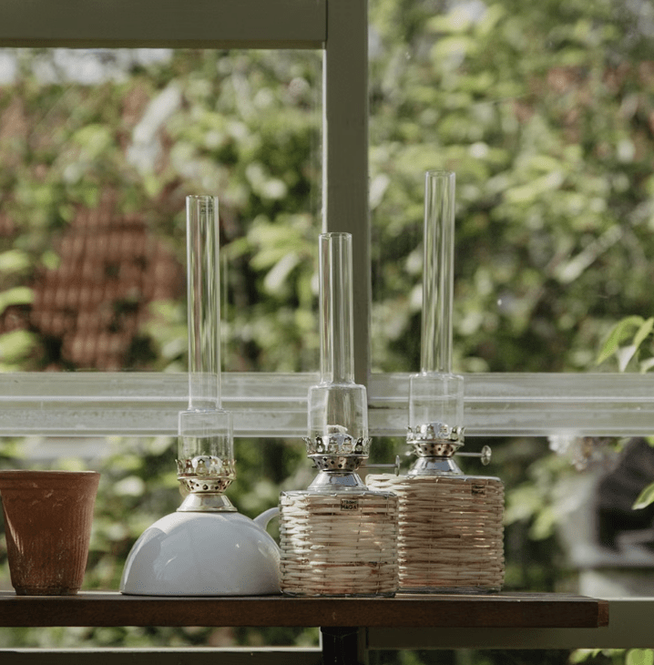 Basket-style kerosene lamp small Braun Von Strömshaga - Gerade Petroleumlampe aus Glas mit geflochtenem Korb und Brenner aus Nickel.