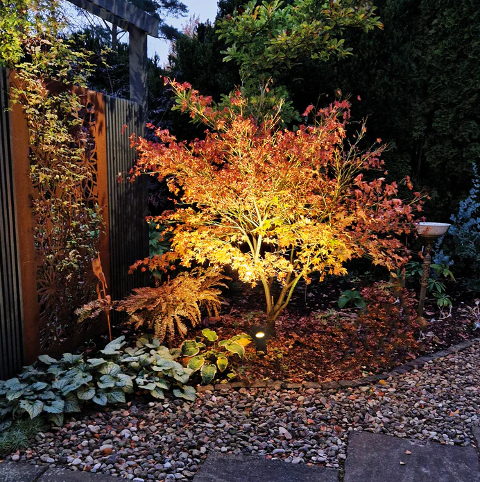 Luna Dunkelgrau Von Lightson - Den b&auml;sts&auml;ljande markspoten Luna med sitt varma vackra ljus passar till det mesta.