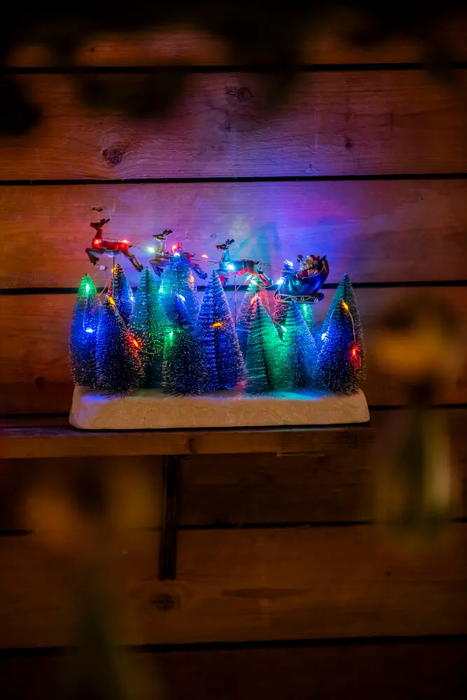 Weihnachtsmann Mit Schlitten 22cm Mehrfarbig Von Konstsmide - Transformator mit 1,8 m langem schwarzem USB-Kabel und Stecker im Lieferumfang enthalten.