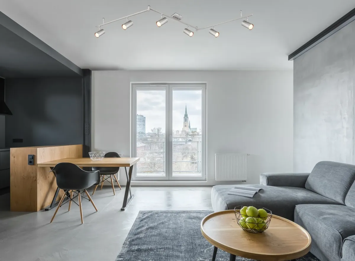 Robby 6 Nickel spotlight Von Globo Lighting - Den best&aring;r av tre metallst&auml;nger, var och en utrustad med tv&aring; vridbara GU10-socklar med metallfinish.