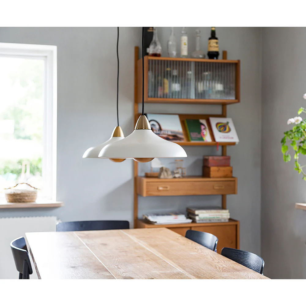 Urban Wide Ø36 Weiß hängelampe Von Superliving - Verschönern Sie Ihr Zuhause mit der modernen Pendelleuchte Urban Wide, einer stilvollen Kombination aus mattweißem Finish und eleganten Messingdetails.