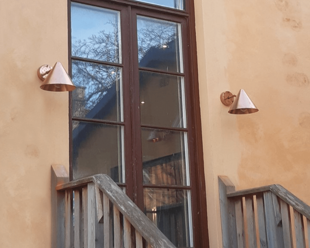 Tratt Rohkupfer außenlampe Von Westal - Die Leuchte eignet sich gleicherma&szlig;en f&uuml;r den Innen- und Au&szlig;enbereich und bietet eine zeitlose und stilvolle Lichtl&ouml;sung.