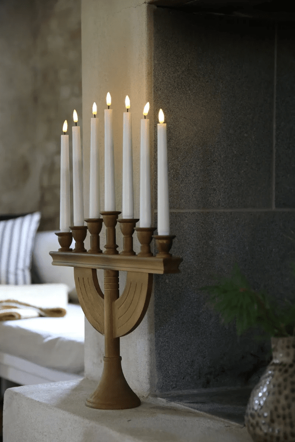 Torpa 7L Brauner Fleck Von Markslöjd - Dank Timer (2, 4, 6 oder 8 Stunden) und kabellosem Design ist der Kerzenst&auml;nder flexibel in Ihrem Zuhause zu platzieren.
