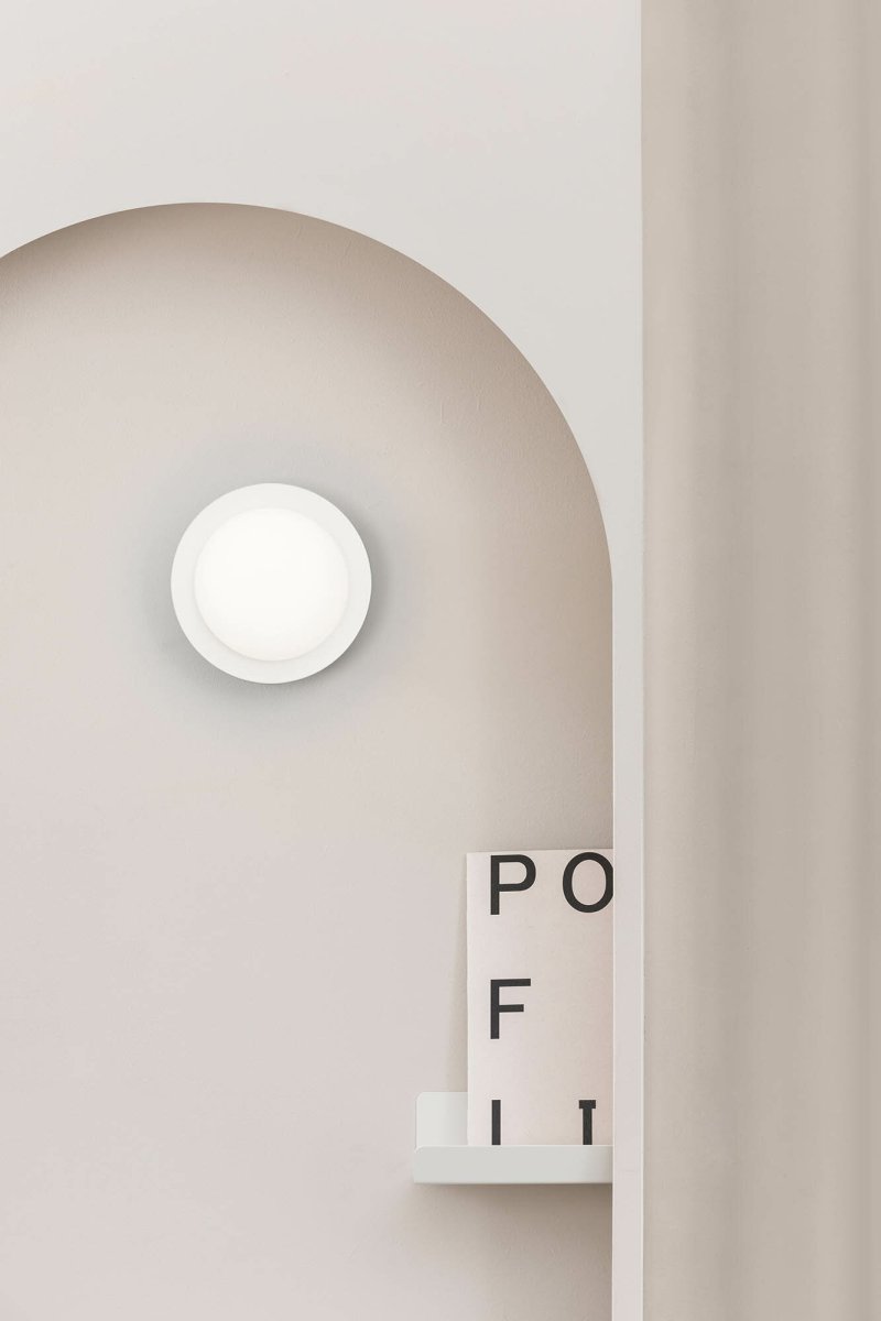 May Ø12 Weiß badezimmerlampe Von Faro Barcelona - Mit ihrer wei&szlig;en Oberfl&auml;che, der warmen Lichtverteilung und der Schutzart IP44 passt sie gleicherma&szlig;en gut in Wohn- und Badezimmer.
