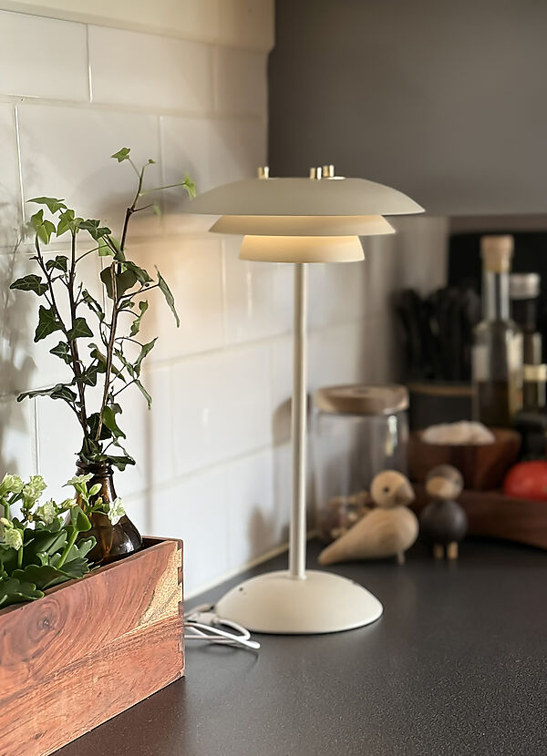 Epsilon 37cm Beige tragbare Von Aneta Lighting - Epsilon ist eine elegante, tragbare Tischleuchte f&uuml;r den Innenbereich mit zeitlosem Design und dezent am Fu&szlig; angebrachtem Touch-Dimmer.