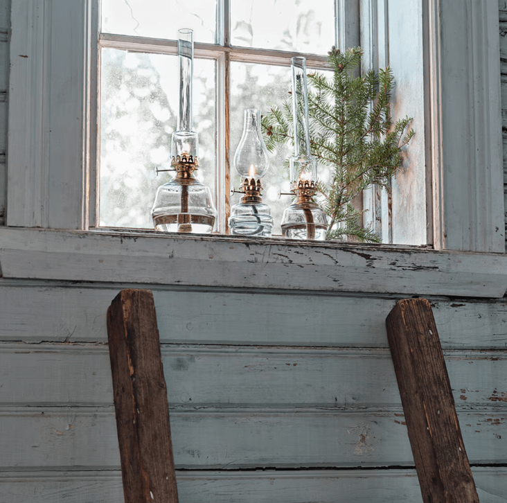 Kerosene Lamp Majken Small Transparent Von Strömshaga - Kleine Petroleumlampe aus klarem Glas mit Brennerrohren aus klarem Glas und Brenner aus Messing.