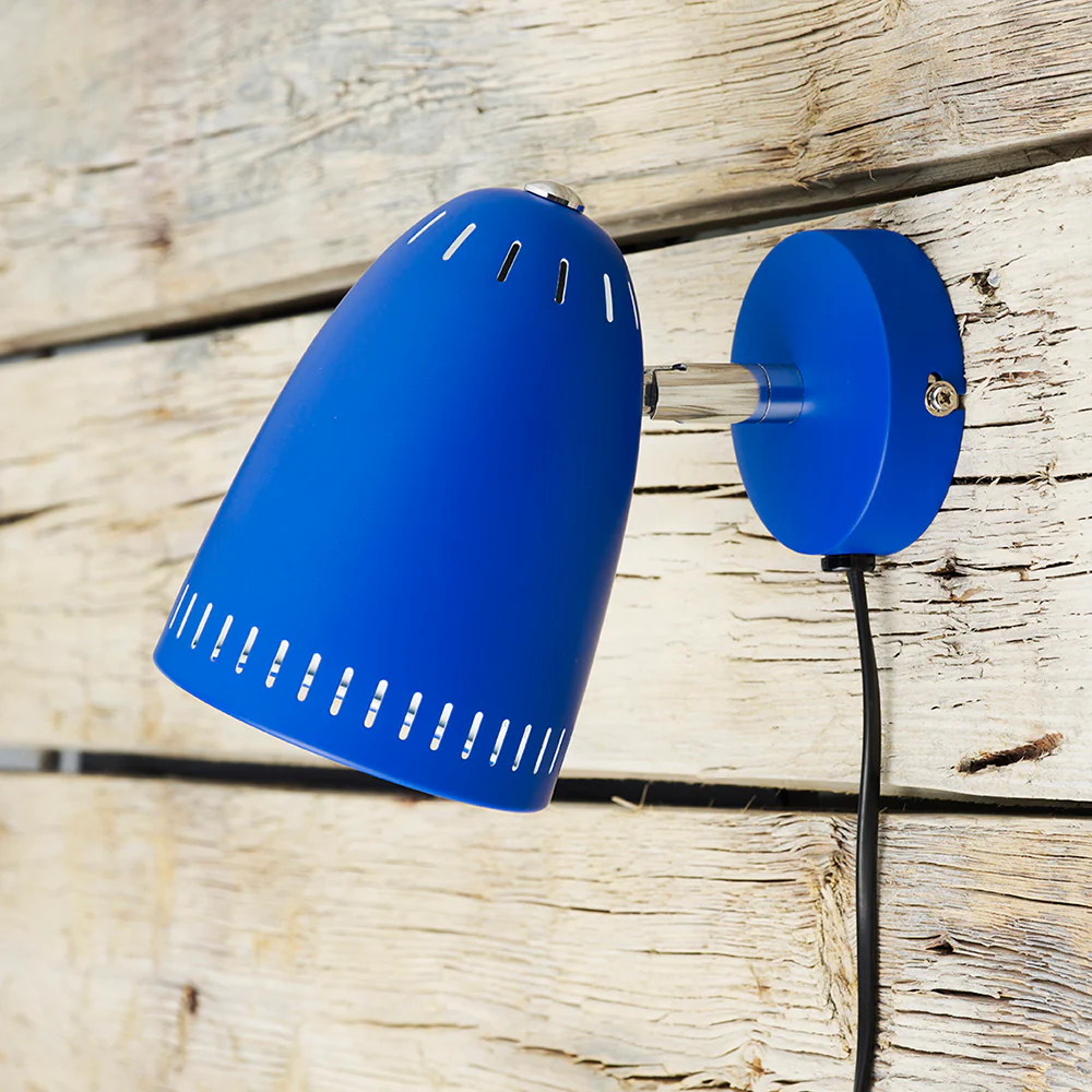 Dynamo Blau leselampe Von Superliving - Verleihen Sie Ihrem Zuhause eine zeitlose Eleganz mit der Wandleuchte Dynamo im trendigen Blau.
