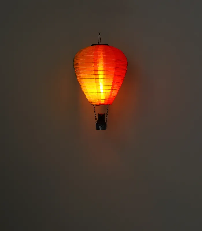 Balloon Mehrfarbig solarleuchte Von Globo Lighting - Skapa en lekfull k&auml;nsla i tr&auml;dg&aring;rden med Balloon, en solcellsdriven dekoration inspirerad av en luftballong med en bj&ouml;rn i korgen.