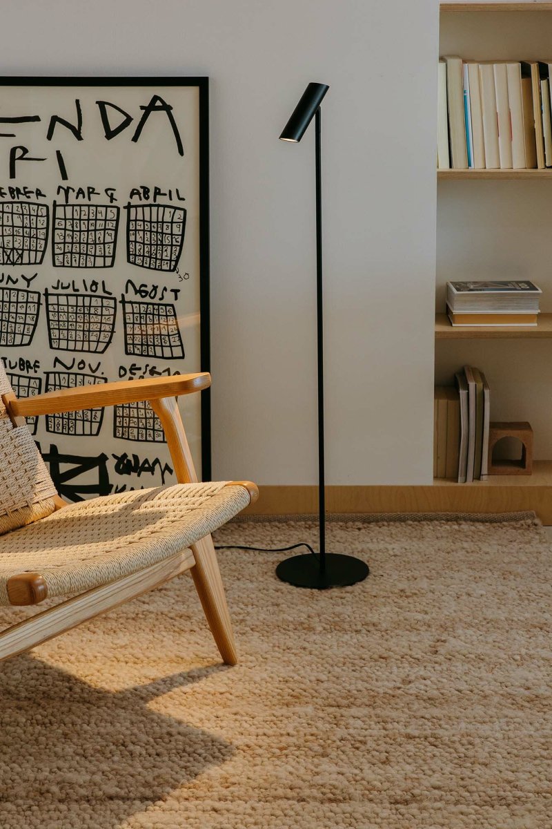 Leo Schwarz stehlampe Von Faro Barcelona - Leo ist eine schwarze Stehleuchte mit integrierter LED, die Vielseitigkeit mit modernem Design verbindet.