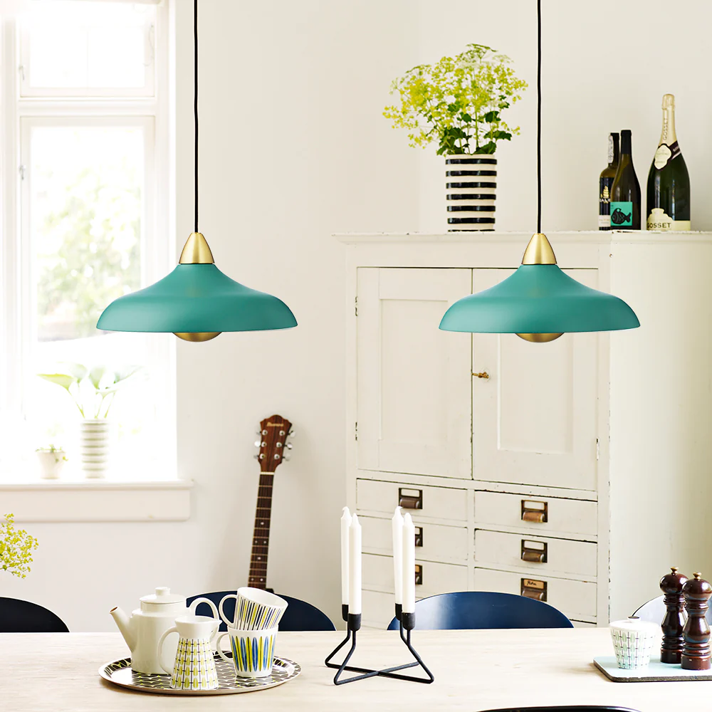 Urban Wide Ø36 Grün hängelampe Von Superliving - Versch&ouml;nern Sie Ihr Zuhause mit der modernen Pendelleuchte Urban Wide, einer stilvollen Kombination aus mattem Dunkelgr&uuml;n-Finish und eleganten Messingdetails.