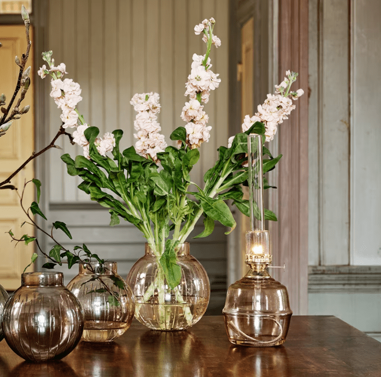 Kerosene Lamp Majken Big Rosa Von Strömshaga - Brennerrohre aus Klarglas und Brenner aus Messing.