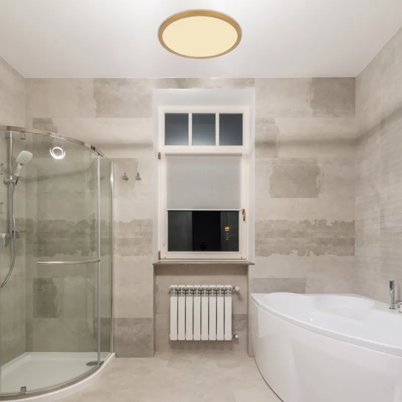 Sapana Ø30 Messing badezimmerlampe Von Globo Lighting - Lampan &auml;r tillverkad av matt m&auml;ssingsf&auml;rgad och vit plast, vilket ger ett mjukt och bl&auml;ndfritt ljus.