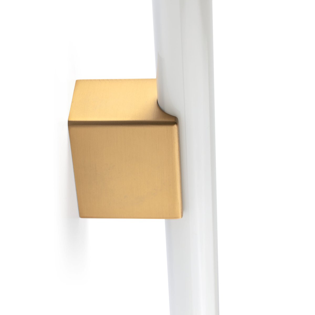 Calma 50cm Gold badezimmerlampe Von Faro Barcelona - Calma ist eine Wandleuchte in Goldoptik, die sich perfekt f&uuml;r die Allgemeinbeleuchtung in K&uuml;chen, Fluren oder Durchg&auml;ngen eignet.