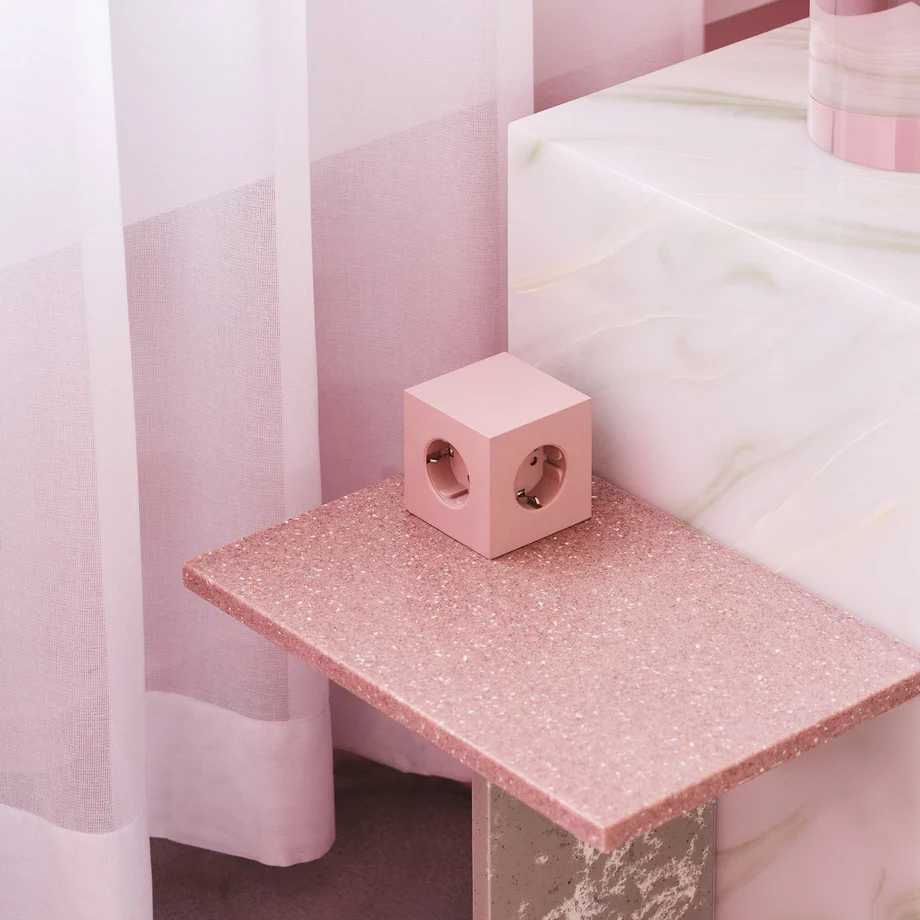 Square 1 with 30W Dual USBC & Magnetic base, 3m Rosa Von Avolt - Steckdosenleiste von Avolt im stylischen Design mit langem PVC-Kabel, einem W&uuml;rfel aus recyceltem Kunststoff und einer Magnetplatte an der Unterseite zum Aufh&auml;ngen an der Wand.