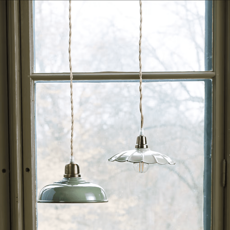 Gustav Ø20 Weiß fensterlampe Von Strömshaga - Eine elegante Deckenleuchte, die klein und schlank ist und gut &uuml;ber einen K&uuml;chentisch, in ein Fenster oder in ein Schlafzimmer passt.