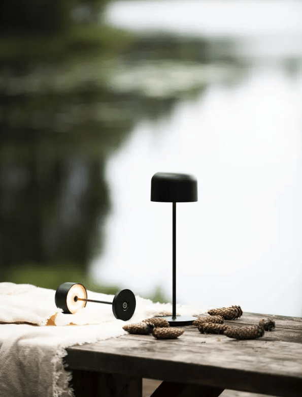 Lille 36cm Schwarz tragbare Von Konstsmide - Die Lampe ist mit einem Touch-Dimmer ausgestattet, sodass Sie die Helligkeit und Farbtemperatur von warmgelbem bis warmwei&szlig;em Licht einstellen k&ouml;nnen.